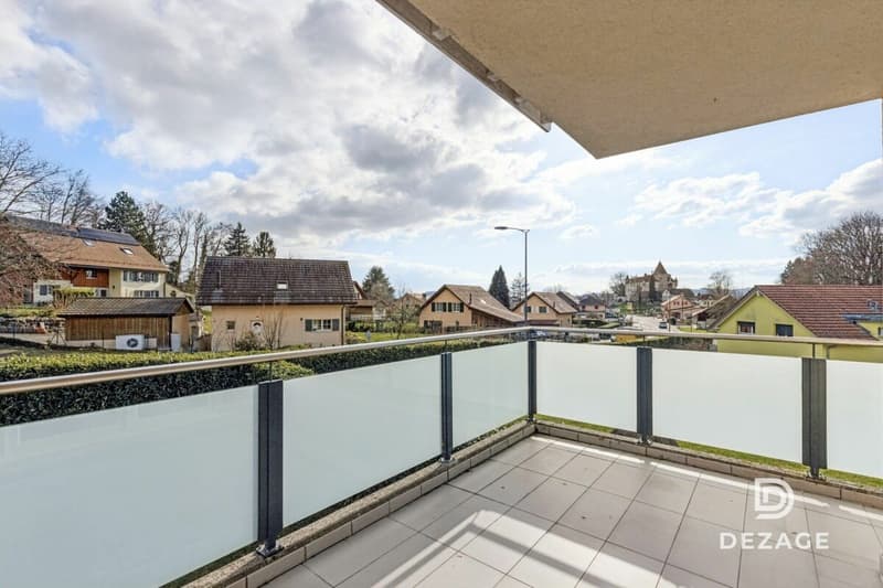 Large family apartment with covered balcony and view of Oron Castle! (3)