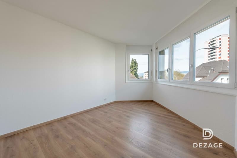 Spacious renovated family apartment with lake view and independent studio (7)