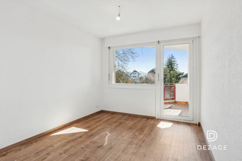 Spacious renovated family apartment with lake view and independent studio (9)