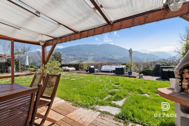 Large family house, with flat garden, magnificent view of lake and mountains! (3)