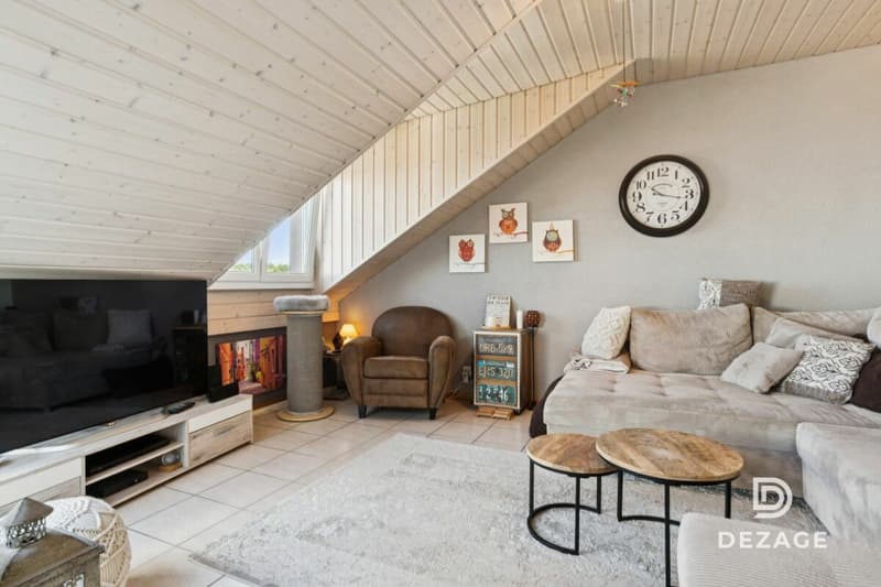 Spacious attic bathed in light in a family-friendly neighborhood with panoramic views of the lake (6)