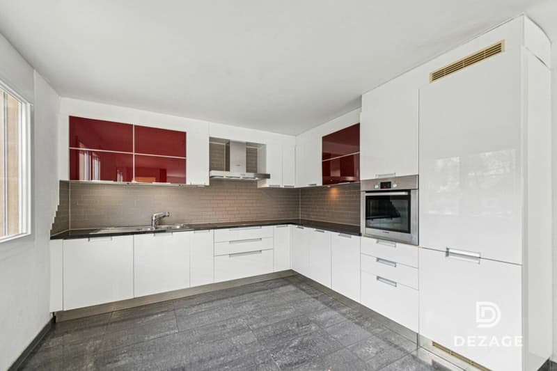 Huge apartment with 4 bedrooms, 2 minutes from schools and shops! (2)
