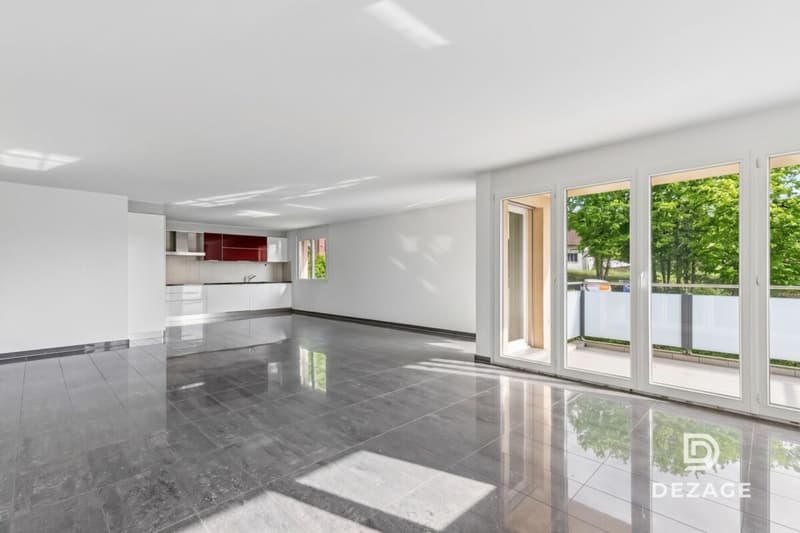 Large family apartment with covered balcony and view of Oron Castle! (1)
