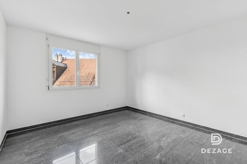 Large family apartment with covered balcony and view of Oron Castle! (9)