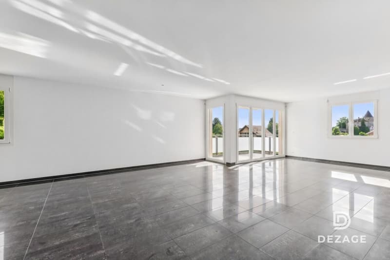Large family apartment with covered balcony and view of Oron Castle! (3)