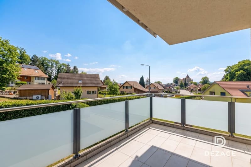 Large family apartment with covered balcony and view of Oron Castle! (4)