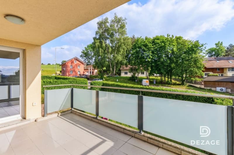 Large family apartment with covered balcony and view of Oron Castle! (5)