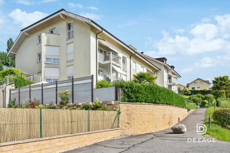 Spacious attic apartment with plenty of light near Lausanne with panoramic view of the lake (12)