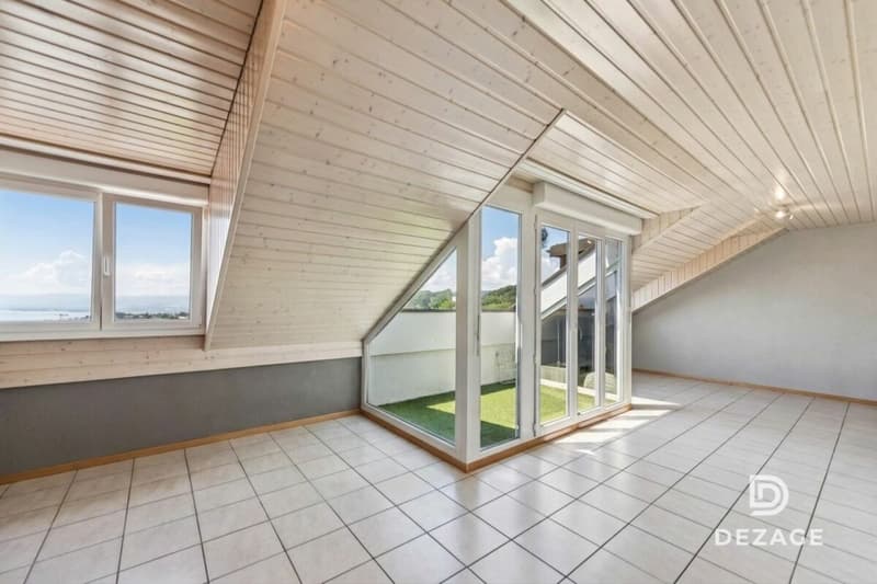 Spacious attic apartment with plenty of light near Lausanne with panoramic view of the lake (2)