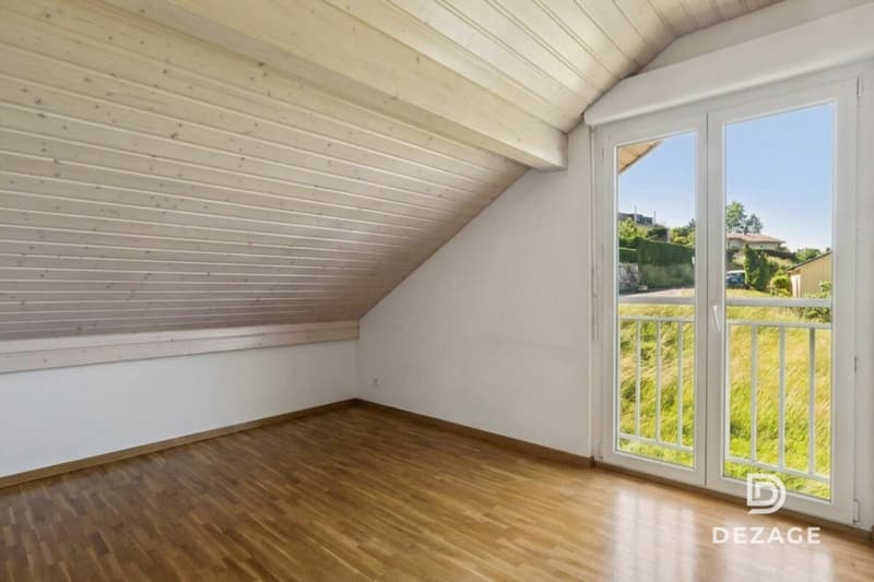 Spacious attic apartment with plenty of light near Lausanne with panoramic view of the lake (7)