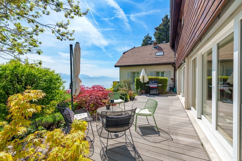 Large, bright villa with lake view and rental income (1)