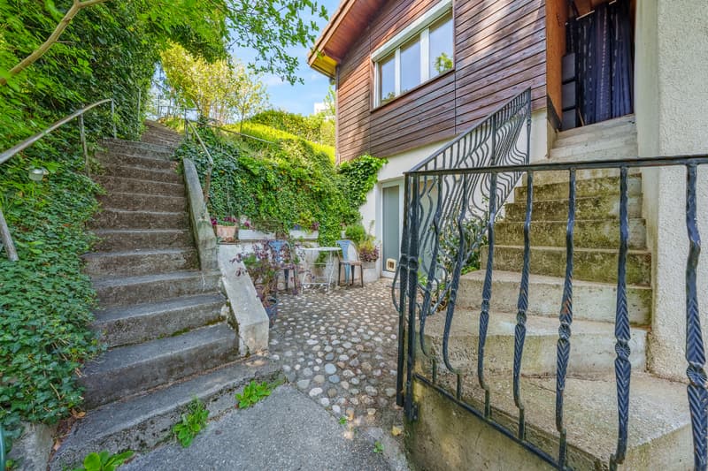 Large, bright villa with lake view and rental income (3)