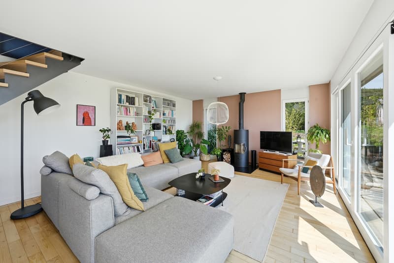 Large, bright villa with lake view and rental income (8)