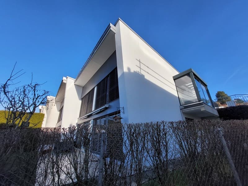 Villa contemporaine agrémentée d'un jardin privatif et d'une place de parc intérieure. (2)