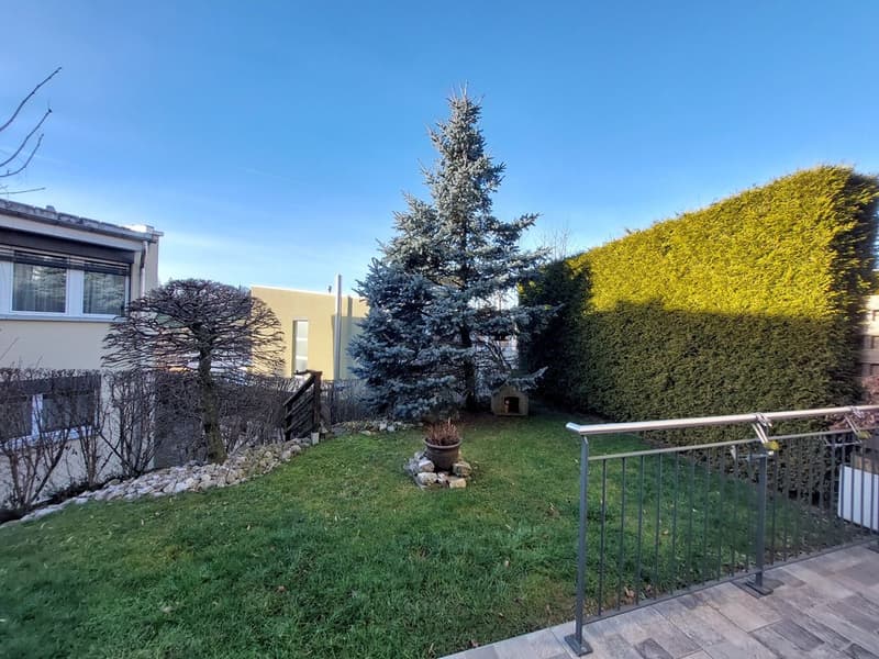Villa contemporaine agrémentée d'un jardin privatif et d'une place de parc intérieure. (3)