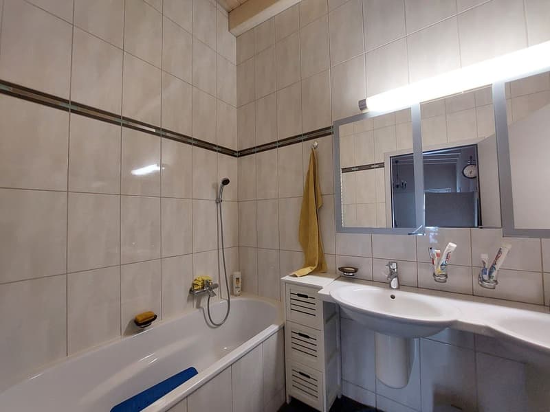 Villa contemporaine agrémentée d'un jardin privatif et d'une place de parc intérieure. (12)
