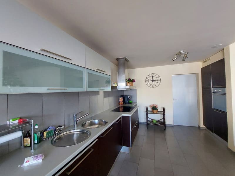 Villa contemporaine agrémentée d'un jardin privatif et d'une place de parc intérieure. (7)