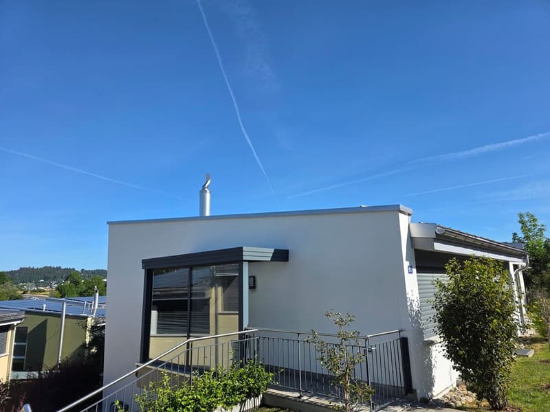 Villa moderne bénéficiant d'un jardin privatif et d'une place de stationnement intérieure (2)