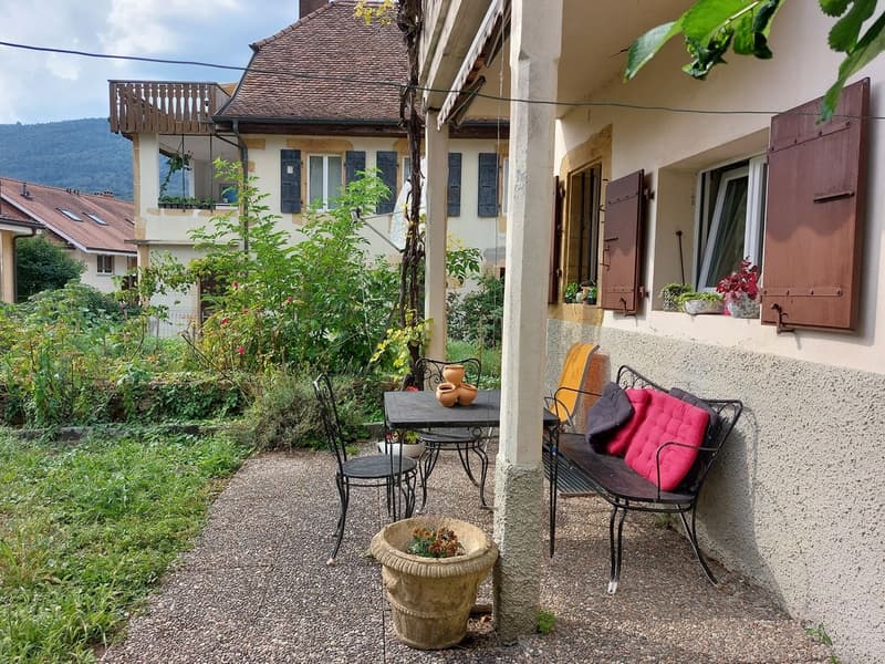 Maison villageoise avec jardin offrant deux appartements et un espace commercial (6)