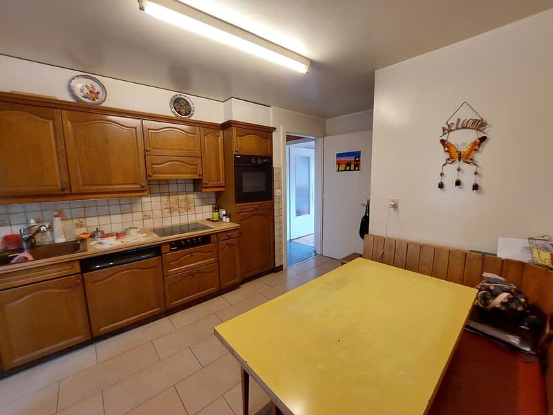Maison villageoise avec jardin offrant deux appartements et un espace commercial (8)