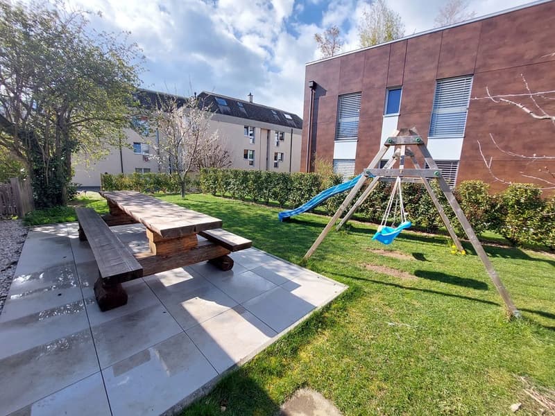 Superbe appartement moderne de 4,5 pièces avec terrasse, place de parc intérieure et place de stationnement extérieure. (5)