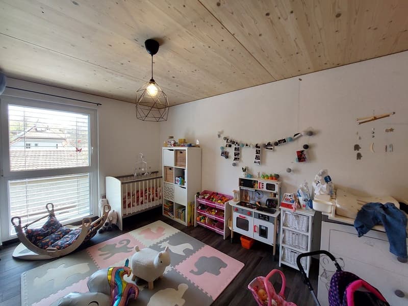 Superbe appartement moderne de 4,5 pièces avec terrasse, place de parc intérieure et place de stationnement extérieure. (9)