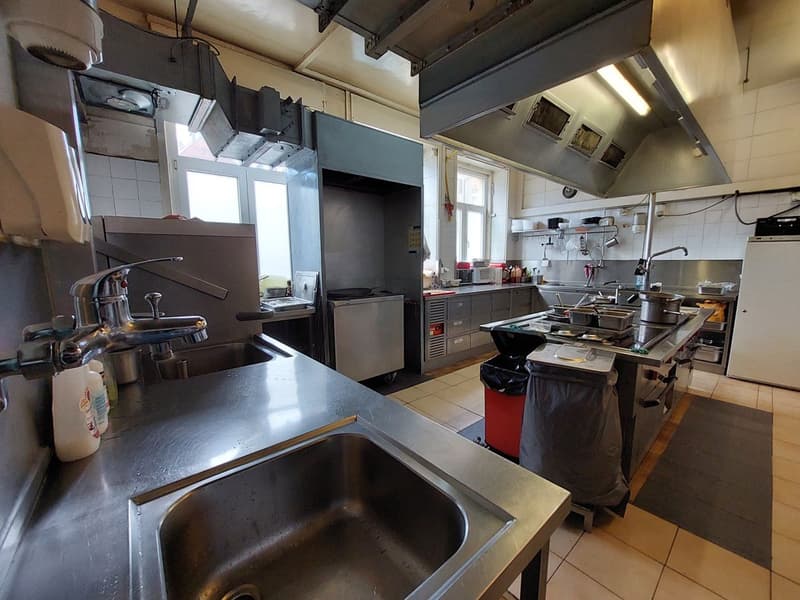 Immeuble de rendement avec un restaurant et 15 chambres (9)