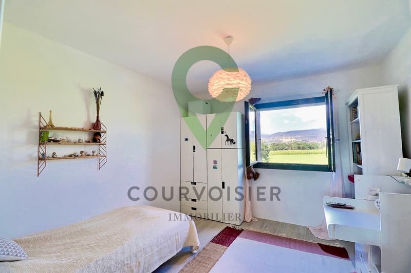 Family residence in an exclusive environment (12)