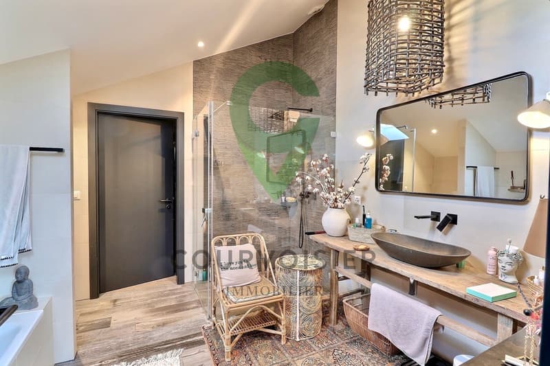 Family residence in an exclusive environment (11)