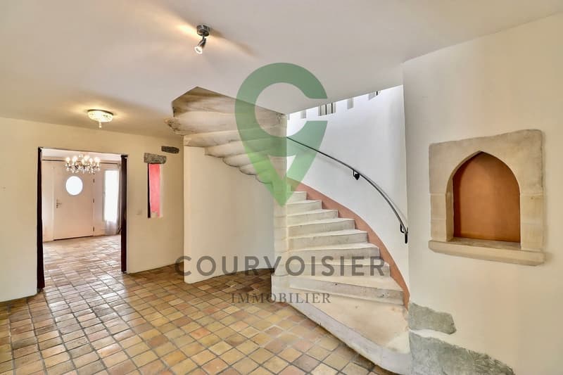 Character property with 2 apartments and great potential for renovation (6)