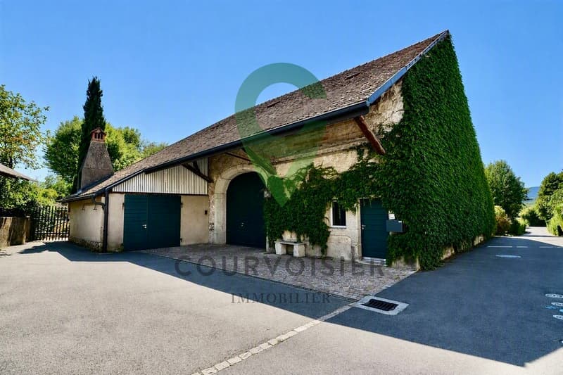 Character property with 2 apartments and great potential for renovation (1)