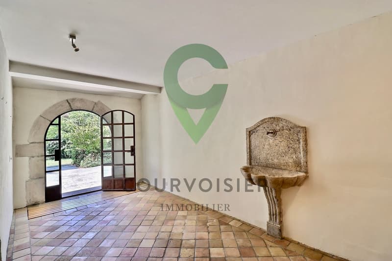 Character property with 2 apartments and great potential for renovation (2)