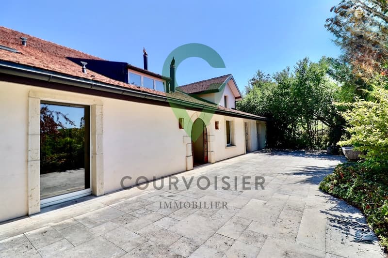 Character property with 2 apartments and great potential for renovation (11)