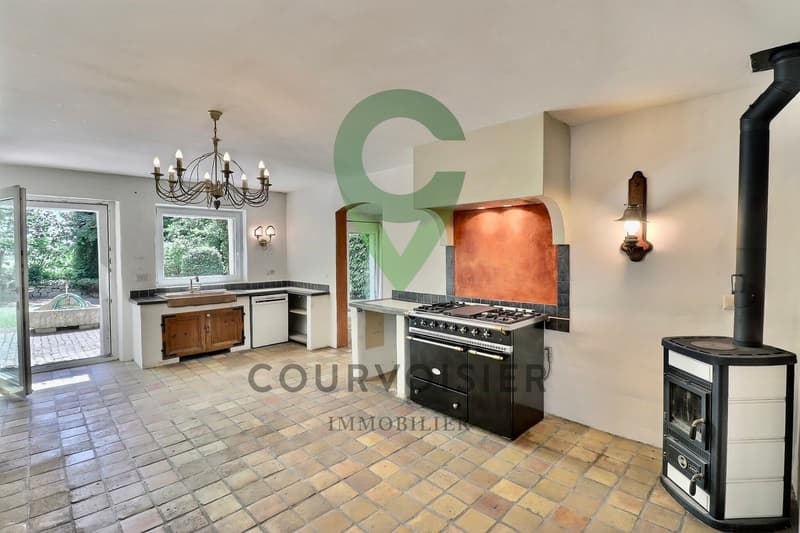 Character property with 2 apartments and great potential for renovation (5)
