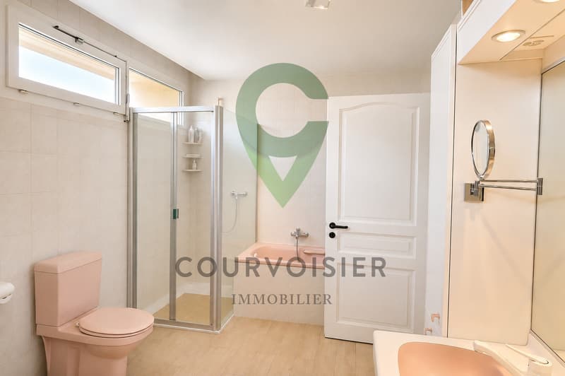Villa contemporaine avec 2 logements, jardin et piscine à Rolle (12)