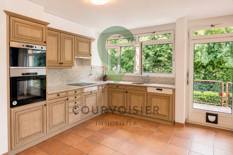 Villa contemporaine avec 2 logements, jardin et piscine à Rolle (7)