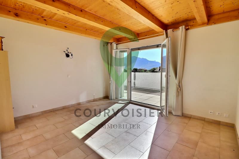 Superbe attique dans une PPE rénovée avec vue sur les Alpes (3)