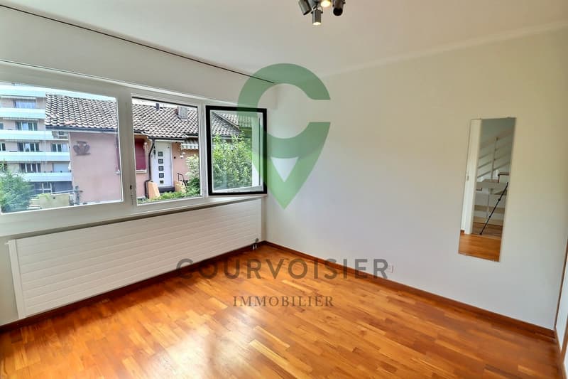 Triplex en pignon rénové avec jardin et piscine (11)