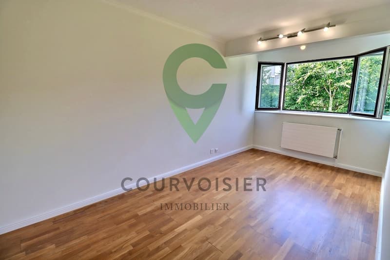 Triplex en pignon rénové avec jardin et piscine (12)