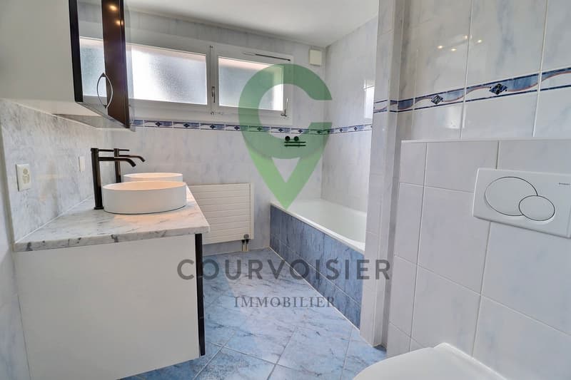 Triplex en pignon rénové avec jardin et piscine (8)