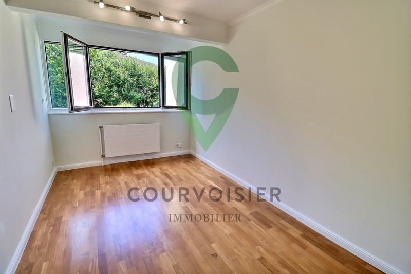 Triplex en pignon rénové avec jardin et piscine (7)