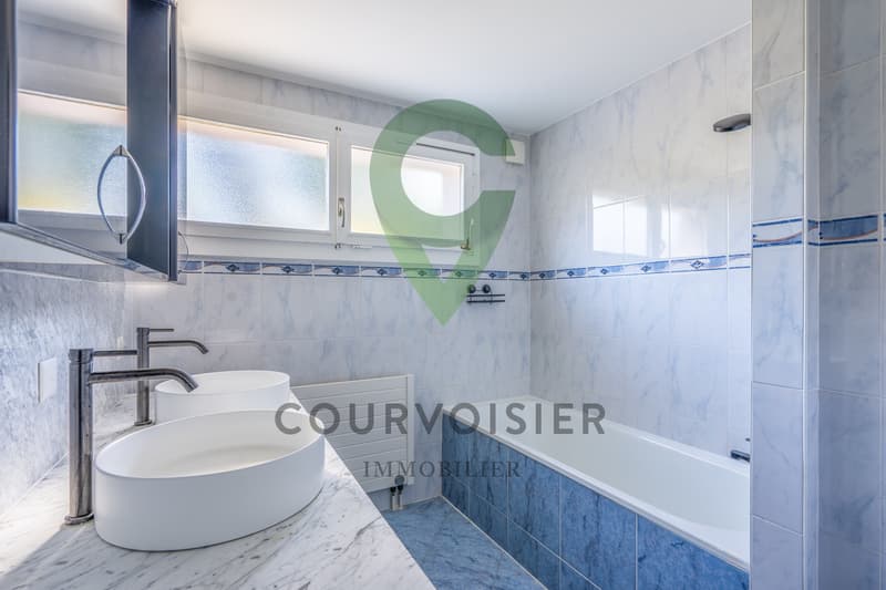 Lumineux triplex en pignon rénové avec jardin et piscine (7)