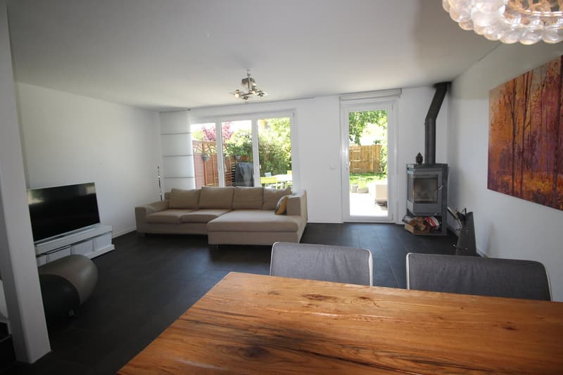 Charming 6-Room Corner House in the Heart of Vich (4)