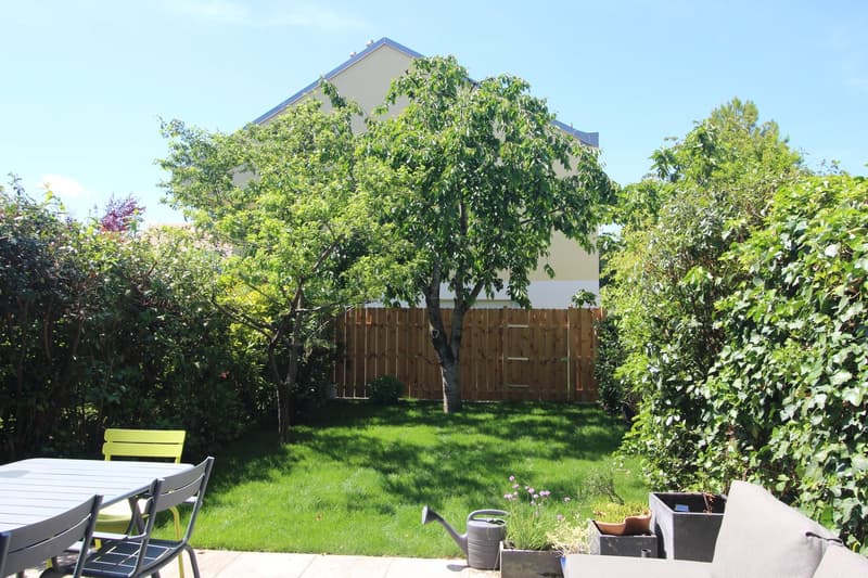 Charming 6-Room Corner House in the Heart of Vich (15)