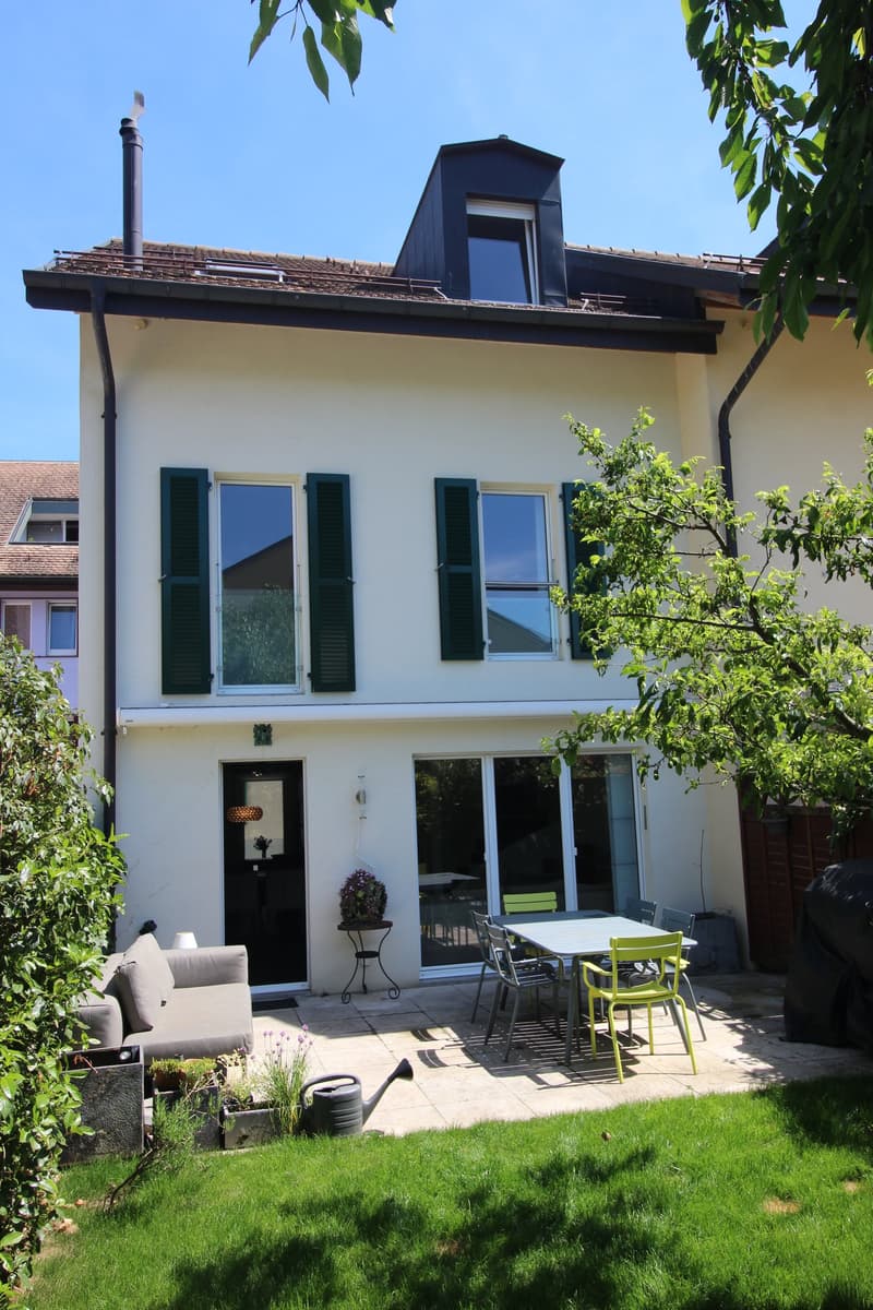 Charming 6-Room Corner House in the Heart of Vich (16)