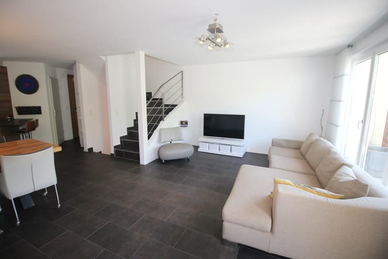 Charming 6-Room Corner House in the Heart of Vich (2)