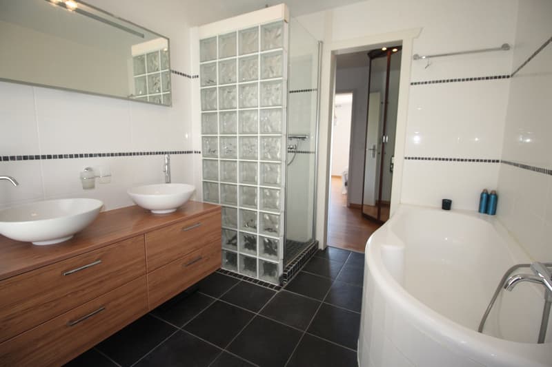 Charming 6-Room Corner House in the Heart of Vich (6)