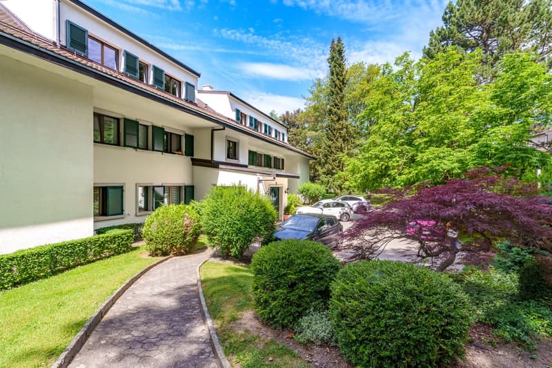 Geräumige 7-Zimmer-Wohnung mit Balkon und Aussicht in Lausanne (1)
