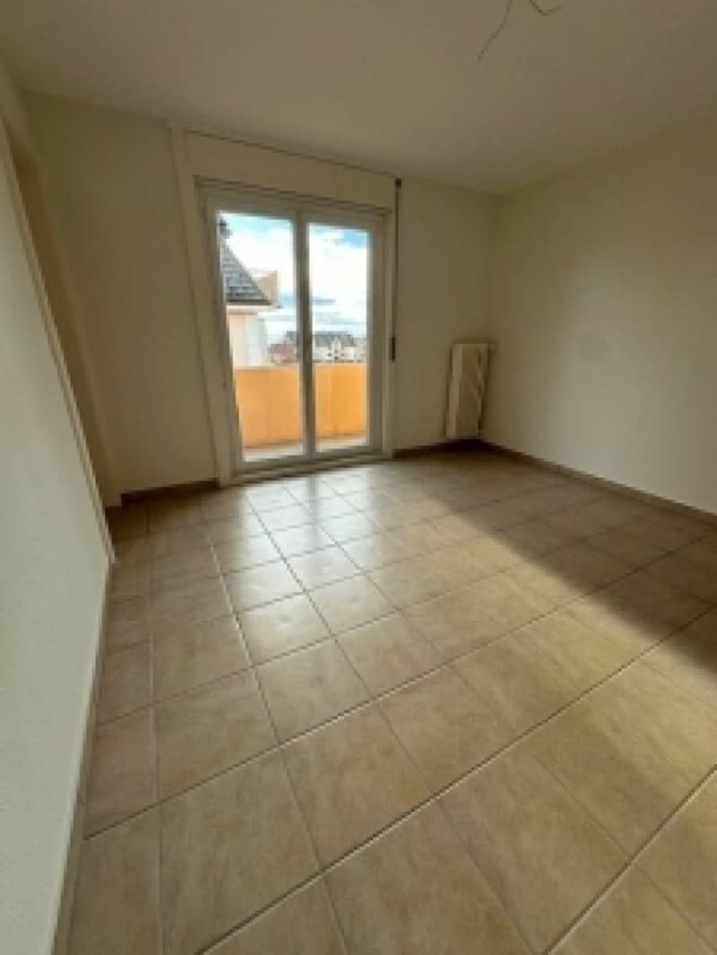 Beautiful bright 4-room apartment with a balcony (5)