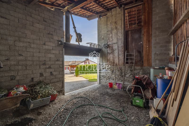 Chalet mitoyen avec dépendance et grand potentiel à Granois (13)